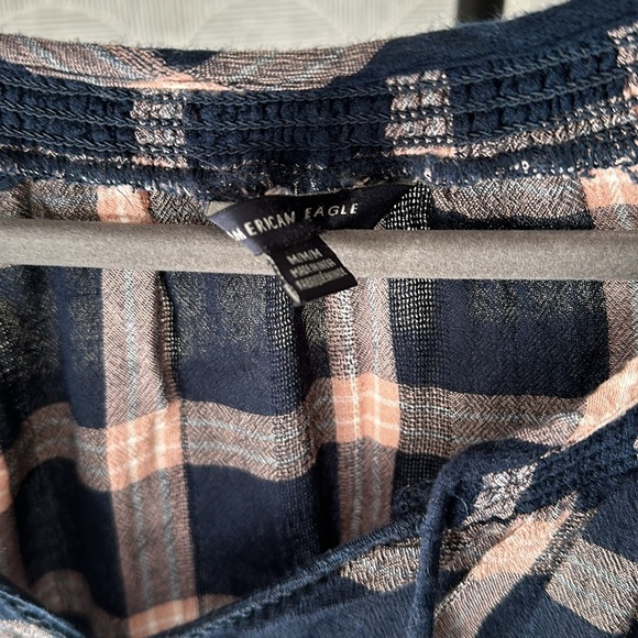 American eagle blouse Navy & light pink plaid size Med - Picture 3 of 4